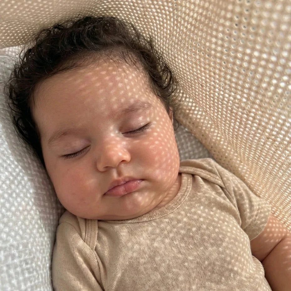 Bébé endormi sous sa couverture Sanova Nursing